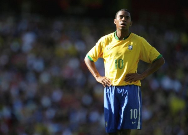 Vua nhà tù! Robinho hiện đang phục vụ với tư cách là huấn luyện viên tù nhân trong tù