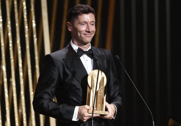 Lewandowski nói về việc bỏ lỡ quả bóng vàng: bóng đá liên quan đến nhiều yếu tố, đôi khi là chính tr
