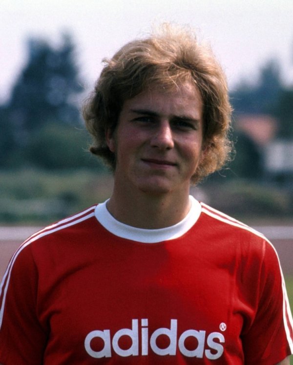 Bayern Wishes Rummenigge: Huyền thoại câu lạc bộ, sinh nhật lần thứ 70 vui vẻ!