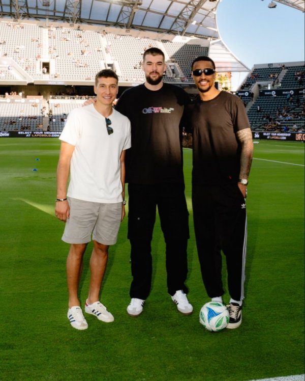 Hãy nghỉ ngơi khỏi lịch trình bận rộn của bạn! Zubac & Bogdan & Collins xem trò chơi Los Ang