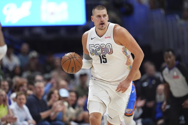 Người chuyền bóng tốt nhất trong cuộc khảo sát của GM: Jokic là người duy nhất có 80%, Doncic & đòn, & Harden đứng thứ hai.