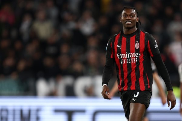 Mi Sports: Leo trở lại Milan sớm để tích cực tập luyện và chuẩn bị cho trận đấu, phấn đấu trở lại vị