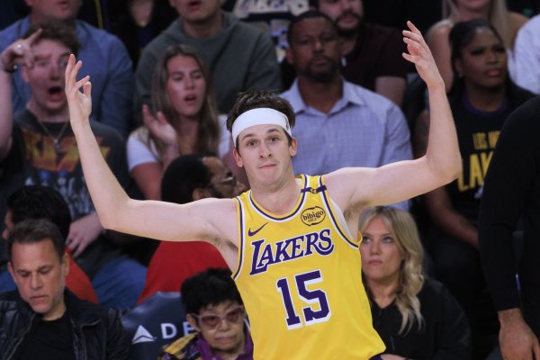 Hãy tiếp tục làm tốt công việc của mình nhé! Reeves ghi 18 điểm ở 6/10 cú sút trong hiệp một, với đi