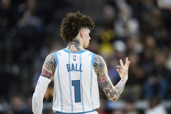 Đấu trường: Three Balls có quá nhiều hình xăm để sử dụng làm mặt tiền. Ngay cả khi James đang quay q